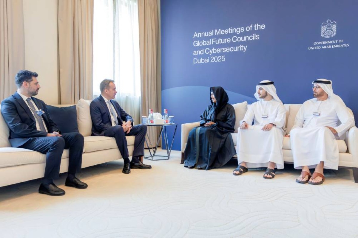 لطيفة بنت محمد ومحمد بن راشد بن محمد ومحمد القرقاوي وبورغ برينده خلال اللقاء 