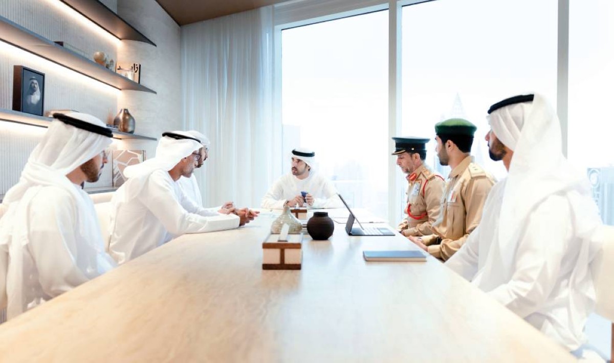 حمدان بن محمد مترئساً الاجتماع بحضور عمر العلماء وعبدالله المري وخلفان بلهول
