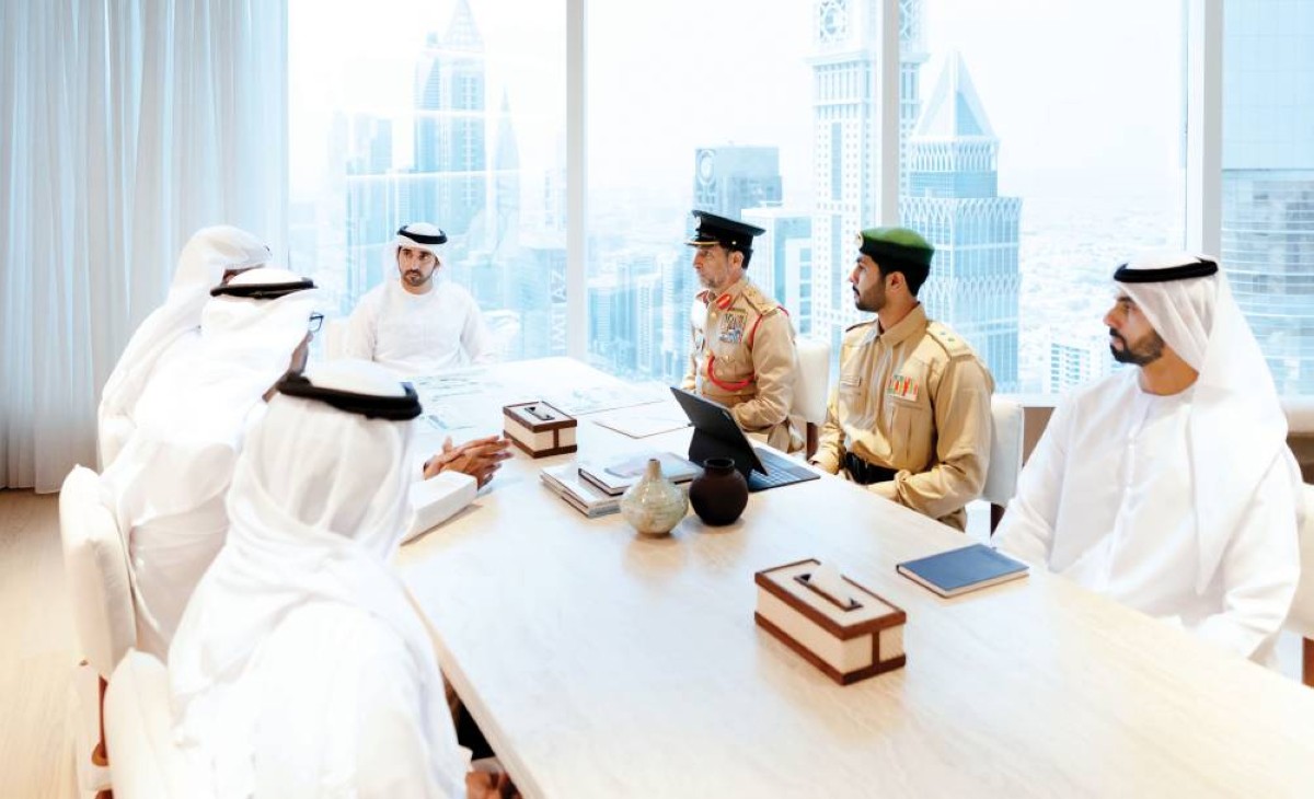 حمدان بن محمد يستمع لشرح حول مستجدات المشاريع والمبادرات الرقمية لشرطة دبي بحضور عمر العلماء وعبدالله المري وخلفان بلهول 
