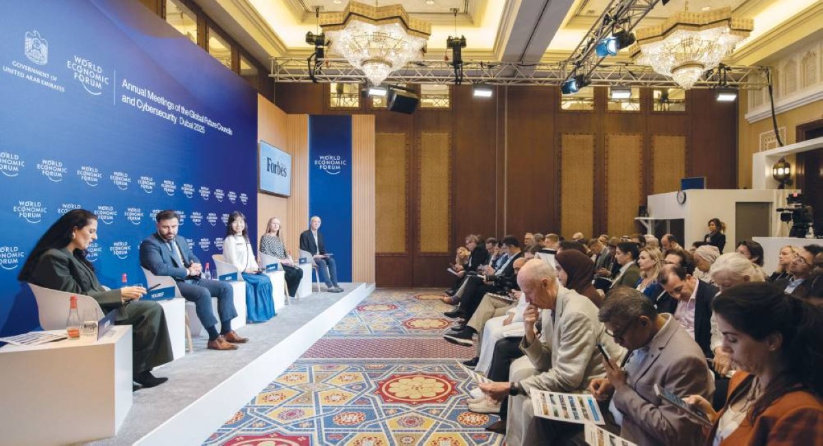 المتحدثون والحضور خلال الجلسة الحوارية 


