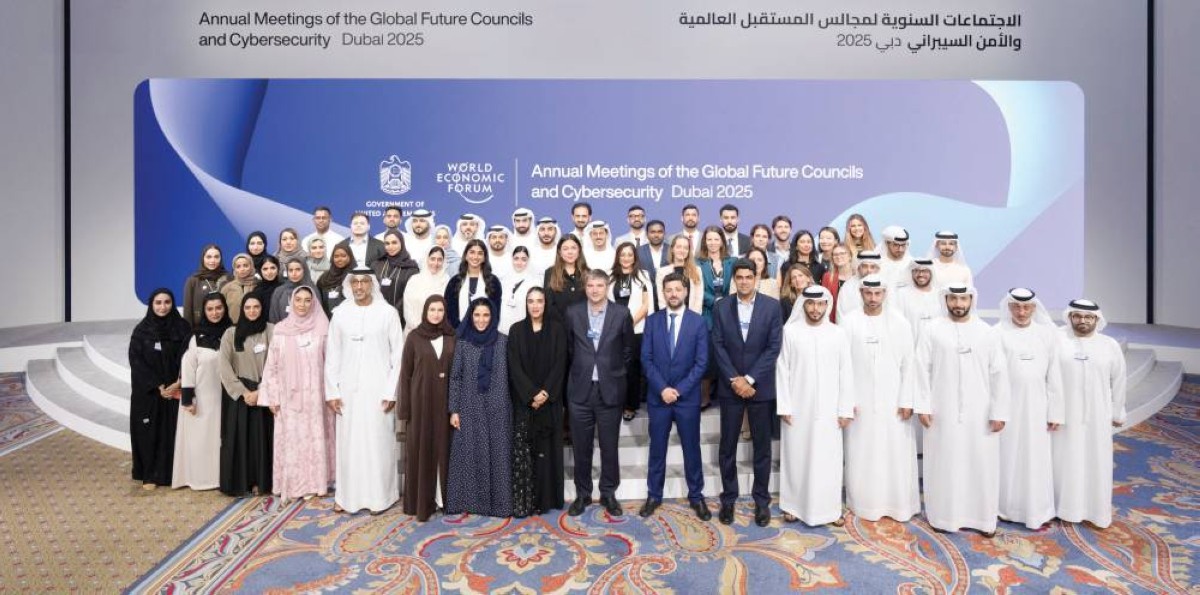 سارة الأميري ومريم الحمادي وفريق عمل مجالس المستقبل العالمية في لقطة تذكارية