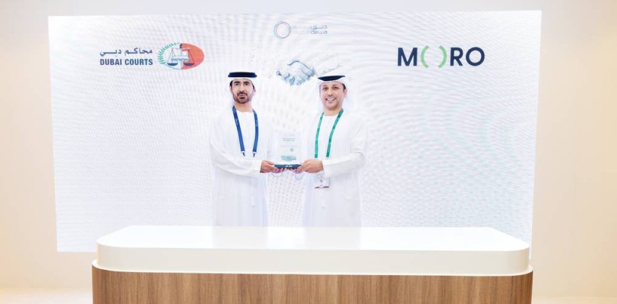 سيف السويدي يتسلم التكريم من مروان بن حيدر 