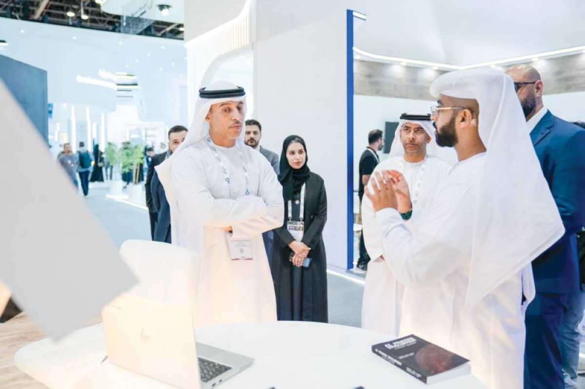 أحمد الفلاسي خلال اطلاعه على أحدث الابتكارات في «جيتكس جلوبال»