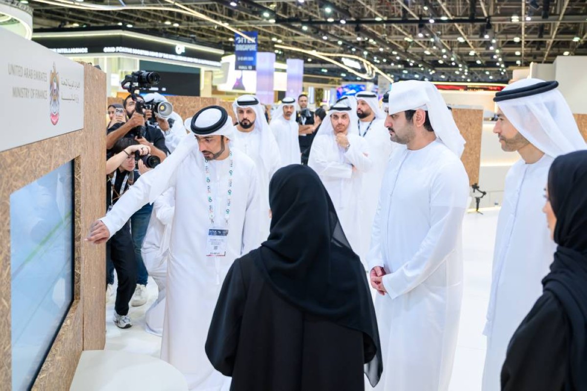 مكتوم بن محمد يتابع شرحاً حول المبادرات الرقمية لوزارة المالية بحضور محمد الحسيني في «جيتكس جلوبال 2025»