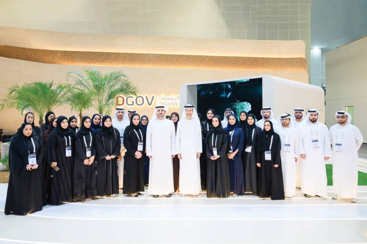 مكتوم بن محمد يتوسط فريق وزارة المالية في «جيتكس جلوبال 2025» بحضور محمد الحسيني 