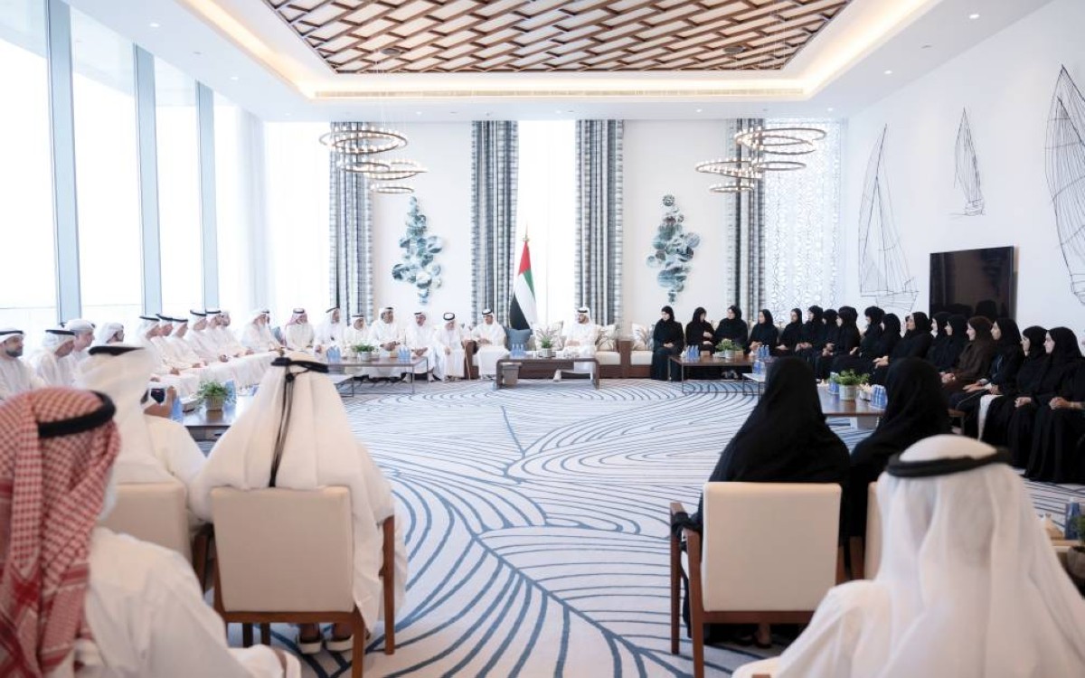 حمدان بن زايد خلال استقباله عدداً من المواطنين وموظفي الجهات الحكومية في قصر الظنة