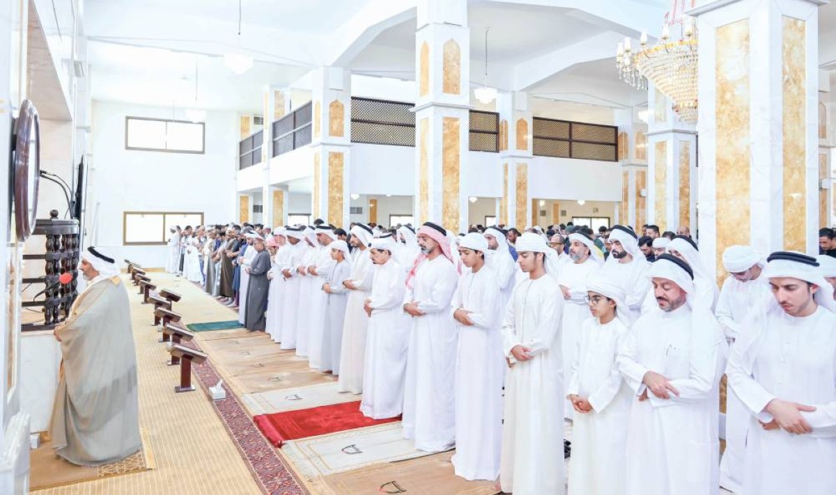 حميد النعيمي وعمار وراشد بن حميد خلال أداء الصلاة