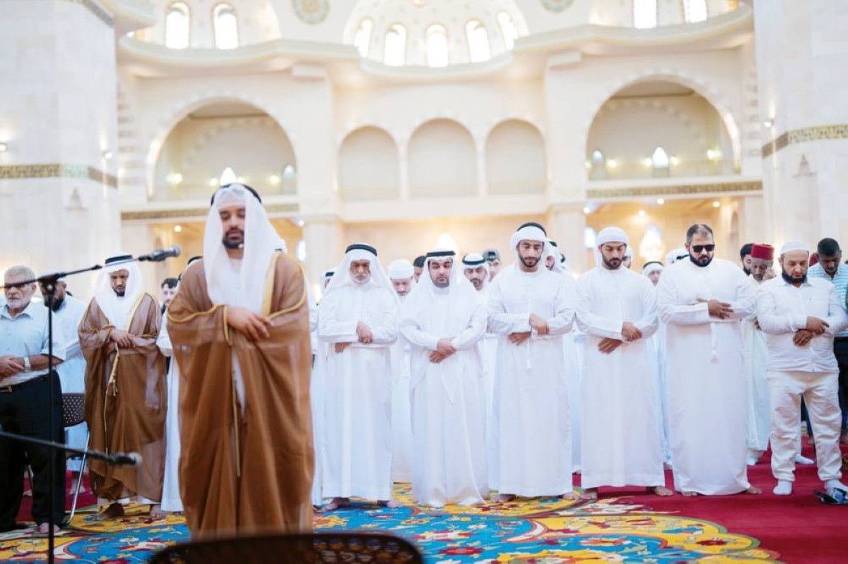 راشد الشرقي خلال أداء الصلاة في الفجيرة