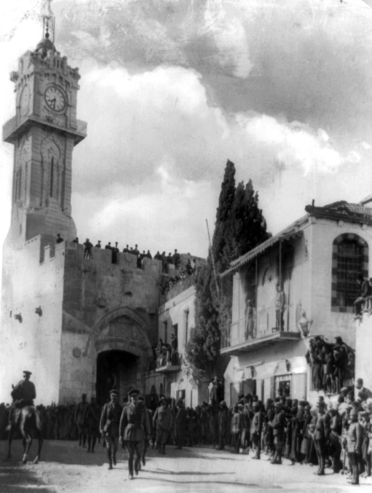 1917 البريطانيون بقيادة الجنرال إدموند ألنبي يحتلون القدس
