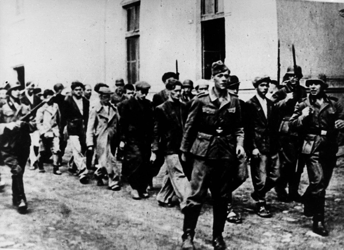 1941 -  وقوع مجزرة كراغوييفاتس التي ارتكبها النازيون في صربيا.