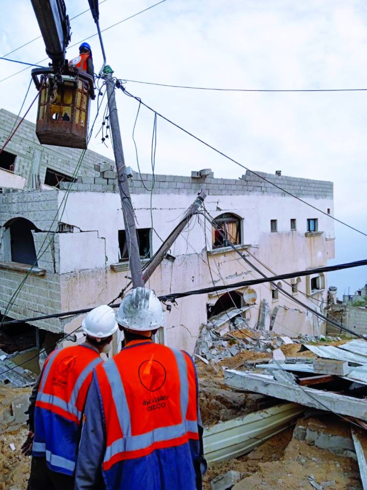 عتمة الحرب تطارد غزة.. التعافي مرهون بالكهرباء