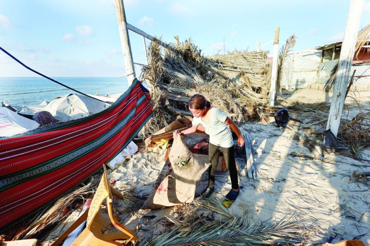 طفلة فلسطينية تتفقد مقتنياتها بعد استهداف منزل عائلتها في دير البلح 