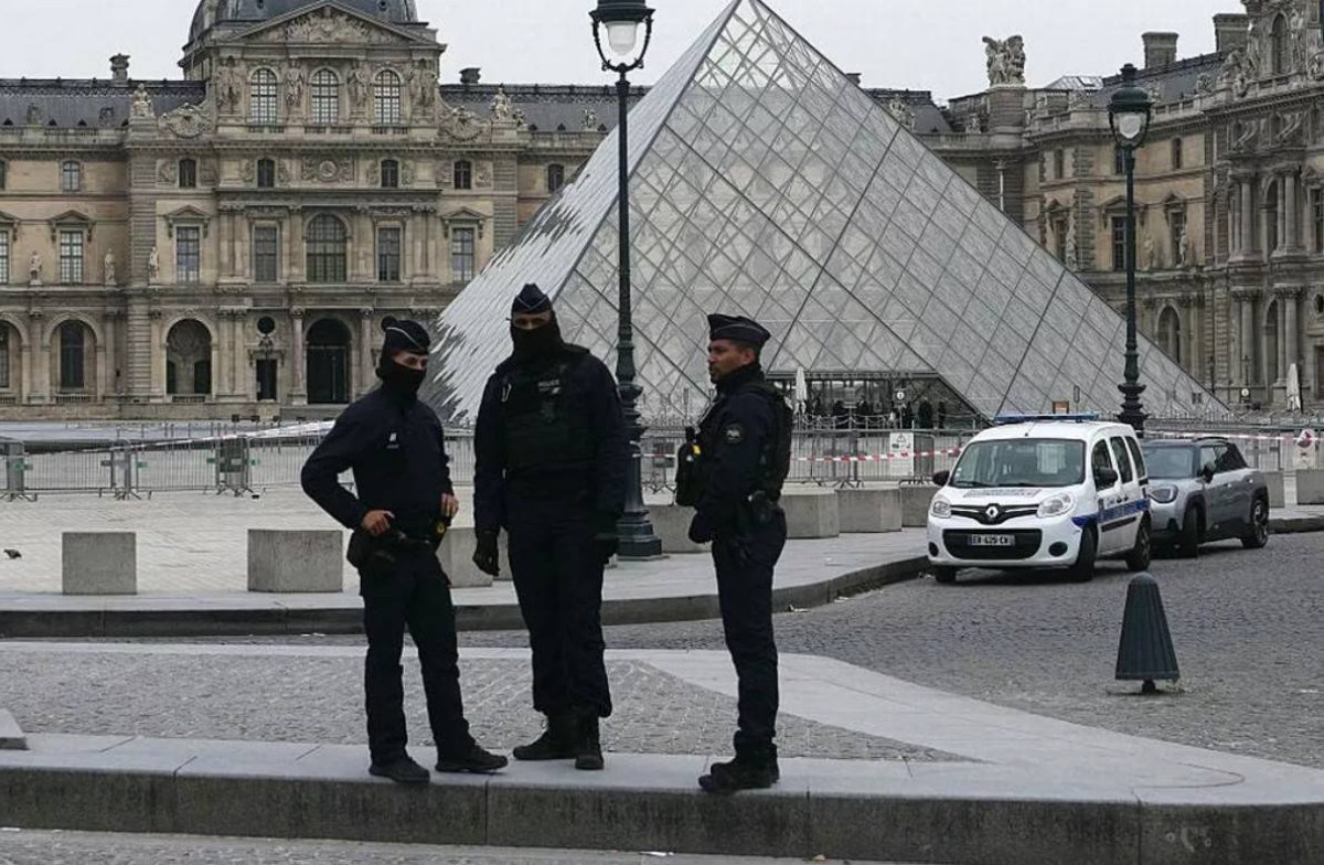 كيف خدعت عصابة متحف اللوفر الأمن وسرقت مجوهرات نابليون؟