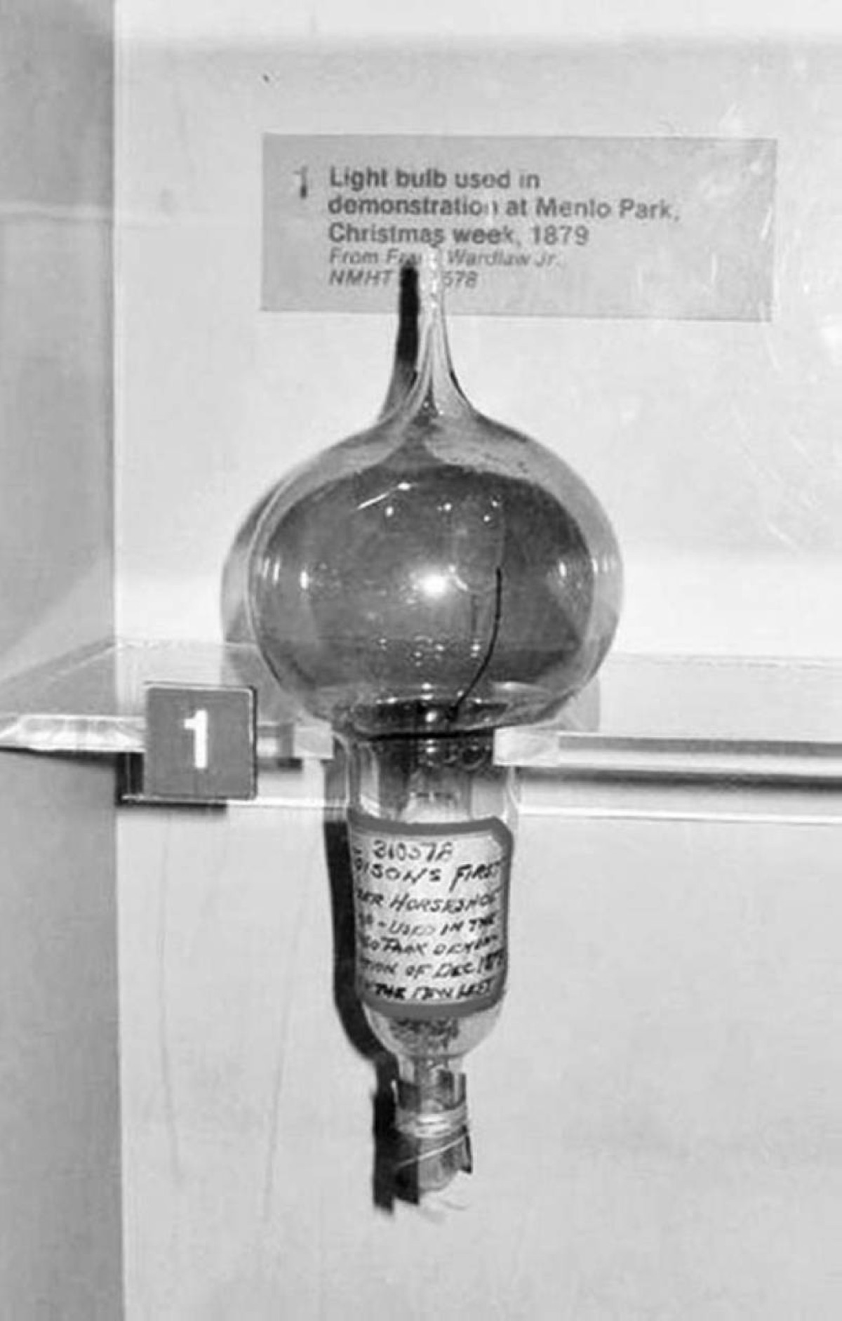 1879 توماس إديسون يعرض المصباح الكهربائي للمرة الأولى في عرض خاص.
