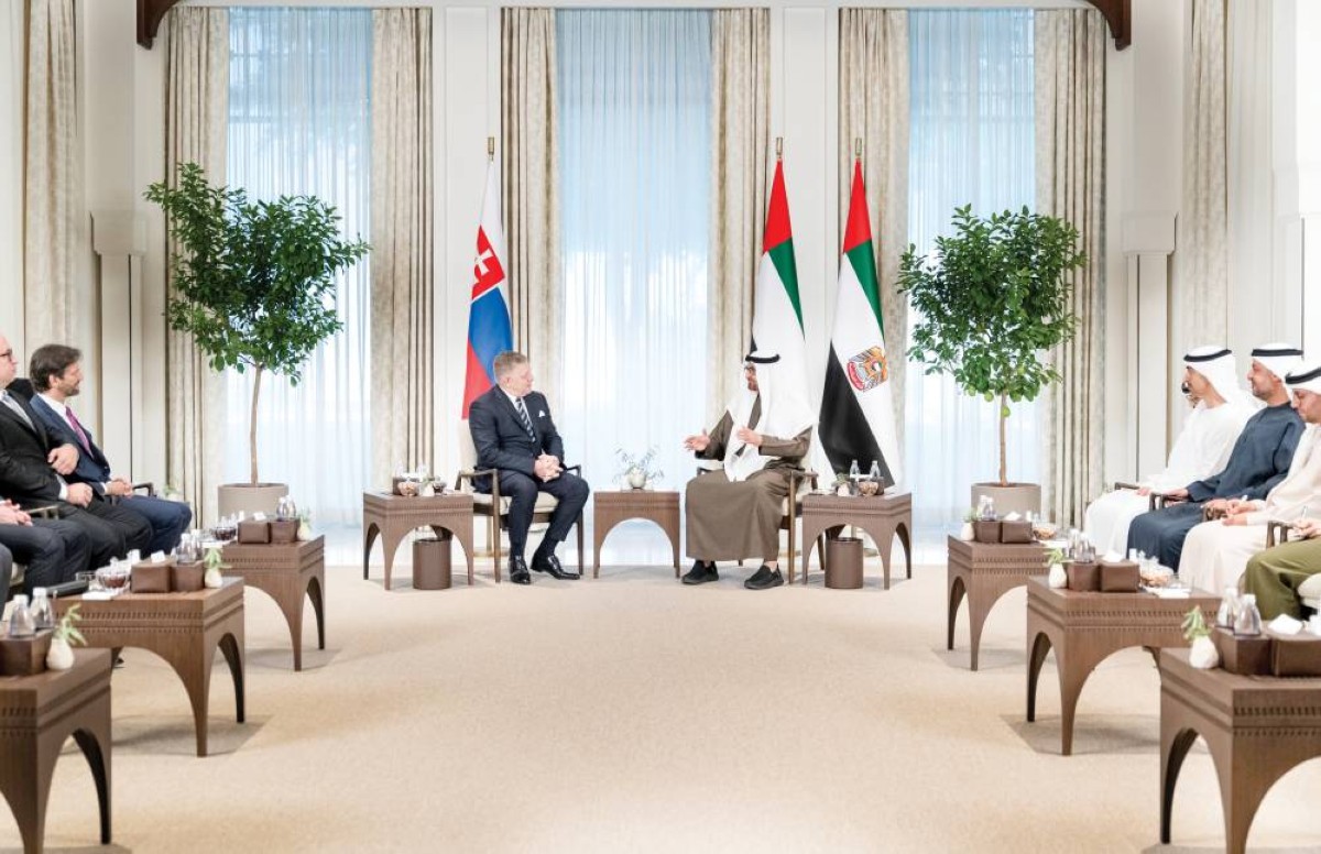 محمد بن زايد ورئيس وزراء سلوفاكيا خلال اللقاء بحضور حمدان بن محمد بن زايد ومحمد بن حمد بن طحنون وأحمد المزروعي 