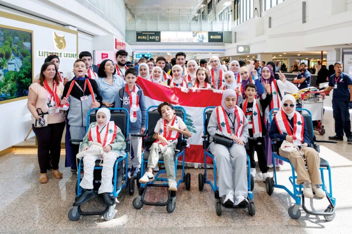 مجموعة من أبطال التحدي خلال الوصول إلى مطار دبي