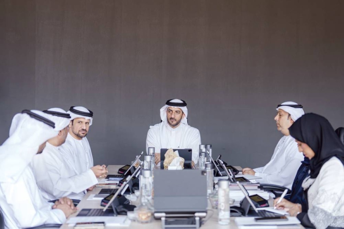 سلطان بن أحمد مترئساً اجتماع مجلس الشارقة للإعلام