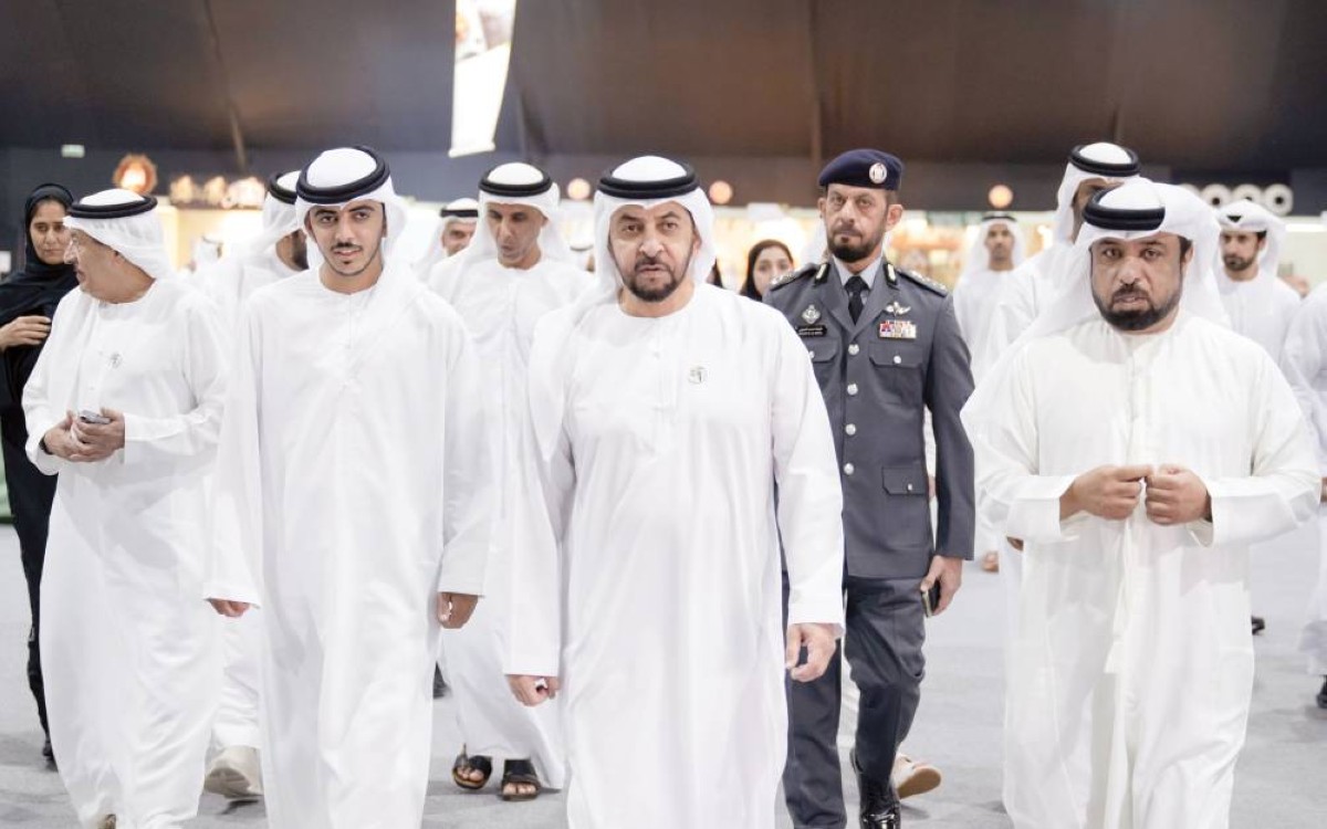 حمدان بن زايد خلال زيارة المهرجان بحضور راشد بن حمدان بن زايد