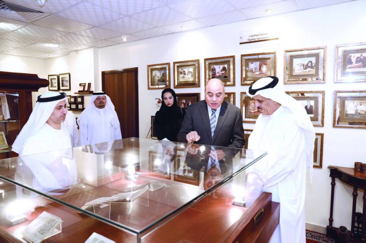 ماجد النعيمي يستمع إلى شرح من محمد كامل جاد خلال الزيارة