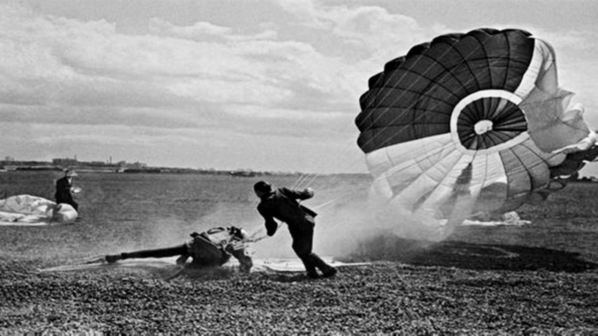 1797 -  أول محاولة ناجحة للقفز بالمظلة قام بها أندري جاك غارنوران، مستعيناً بمنطاد هوائي.