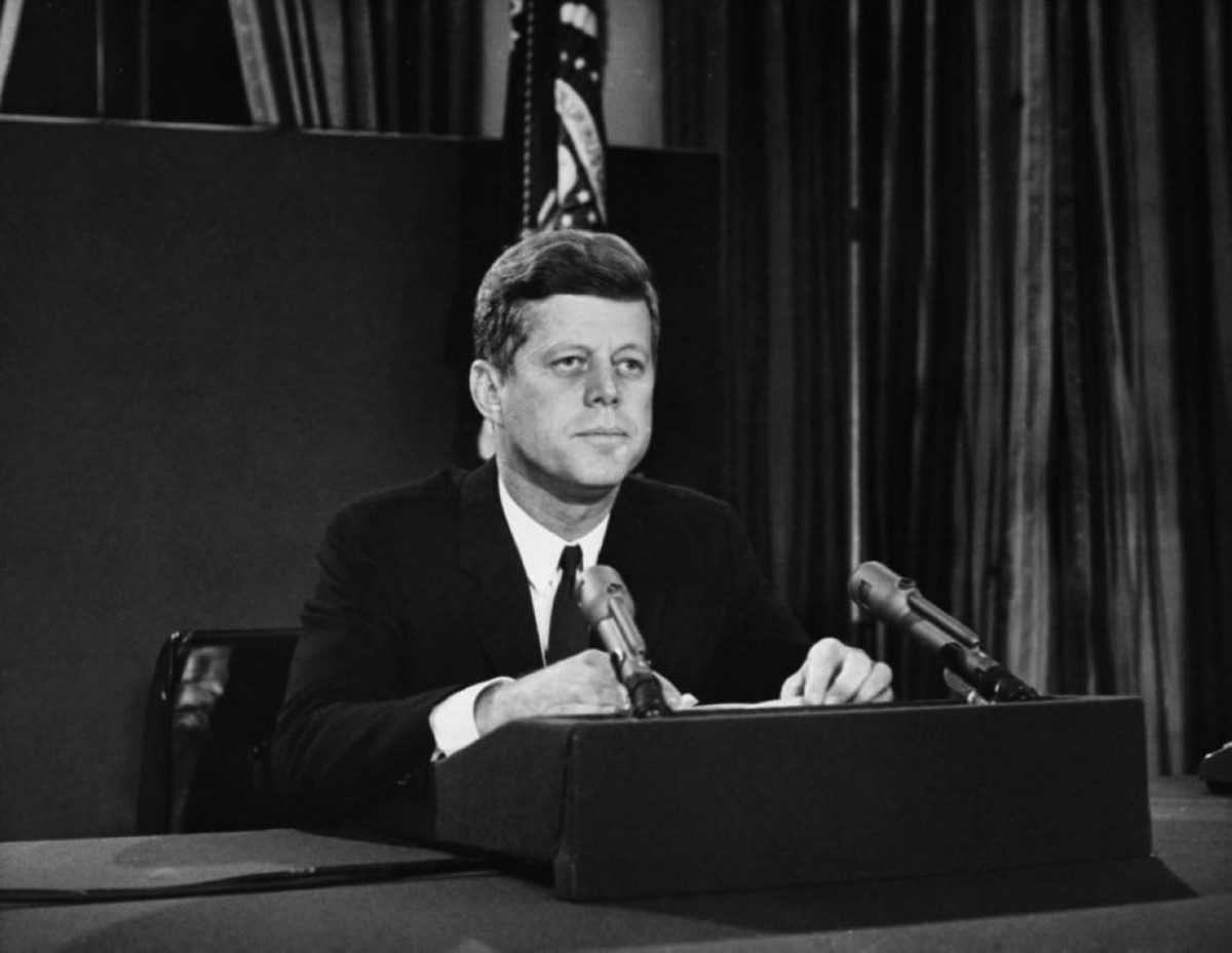 1962 -  الرئيس الأمريكي جون كينيدي يعلن في خطاب متلفز فرض حصار بحري وجوي على كوبا.