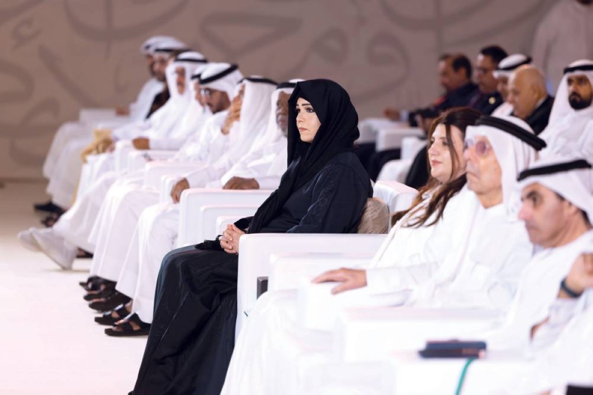 لطيفة بنت محمد خلال حفل التكريم بحضور عبدالغفار حسين وبلال البدور وجانب من الحضور 
