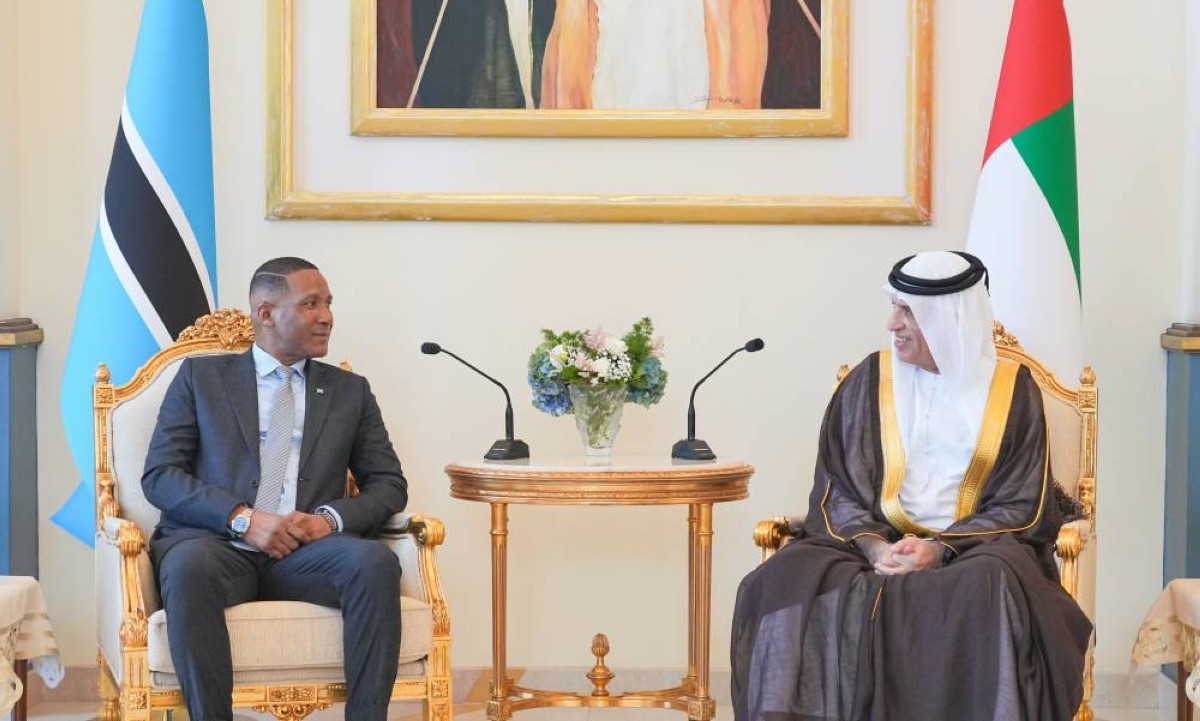 سعود بن صقر خلال استقباله دوما بوكو رئيس بوتسوانا 
