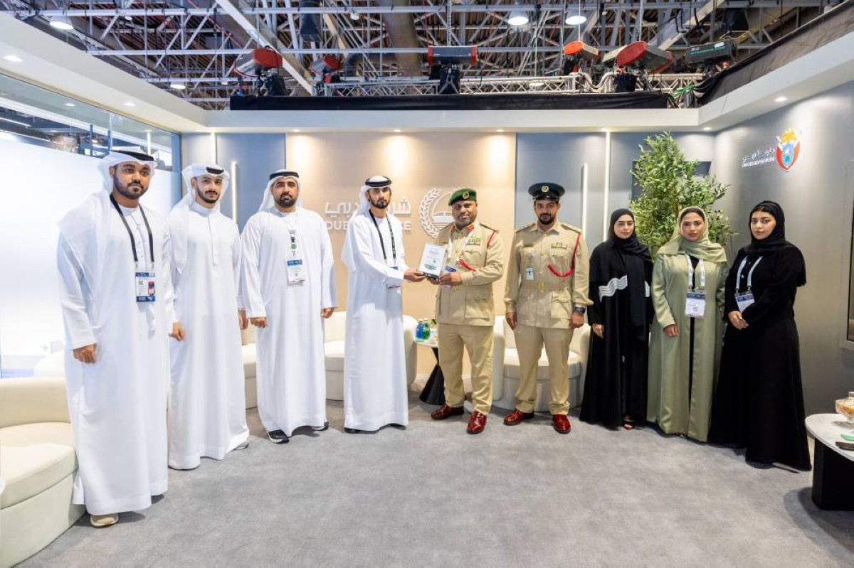 محمد بن سليمان خلال تسليم الشهادة إلى عدنان علي بحضور مسؤولين من الطرفين