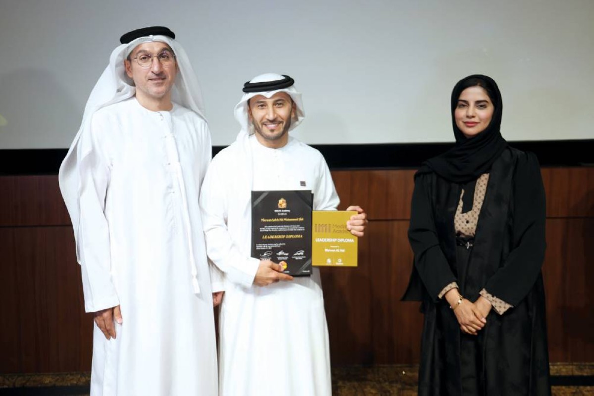 محمد الملا وشيخة أحمد خلال تكريم مروان الحل