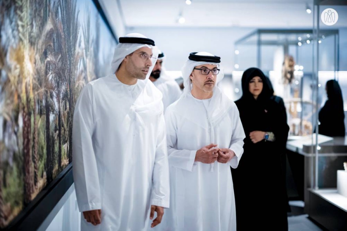 هزاع بن زايد خلال جولته في المتحف بحضور لطيفة بنت محمد ومحمد المبارك
