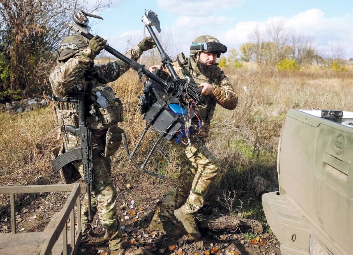 جنود أوكرانيون يضعون طائرة مسيّرة معطوبة بشاحنة في دونيتسك