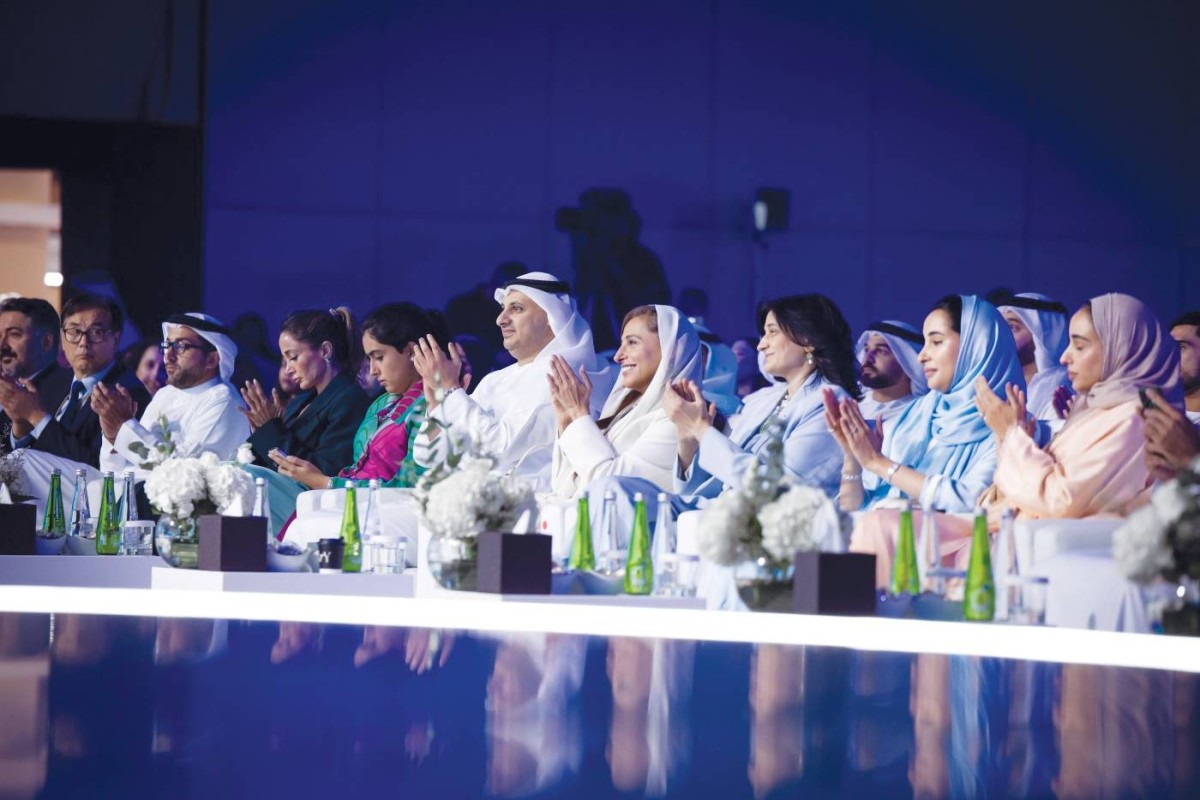 بدور القاسمي وجانب من الحضور خلال الجلسة