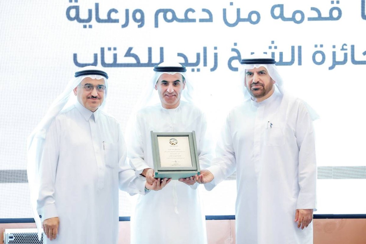 جمال بن حويرب مكرماً علي بن تميم بحضور عبدالعزيز السبيل