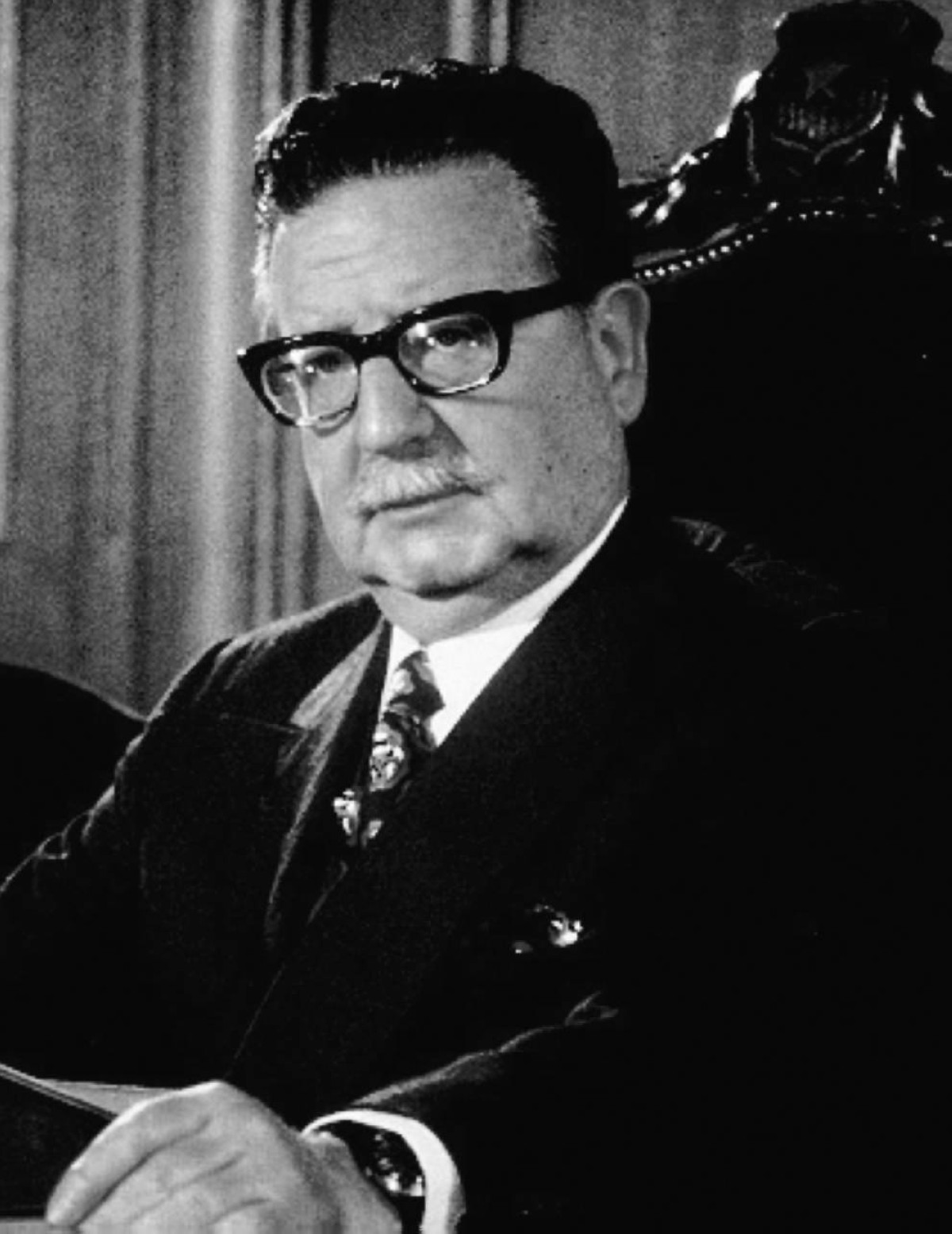 1970 -  كونغرس تشيلي يختار سلفادور أليندي ذا الاتجاه الماركسي لرئاسة البلاد.