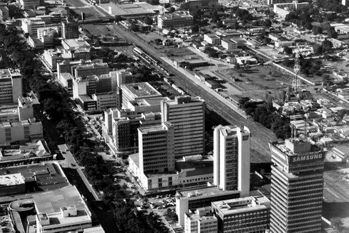 1964 -  استقلال زامبيا عن المملكة المتحدة.