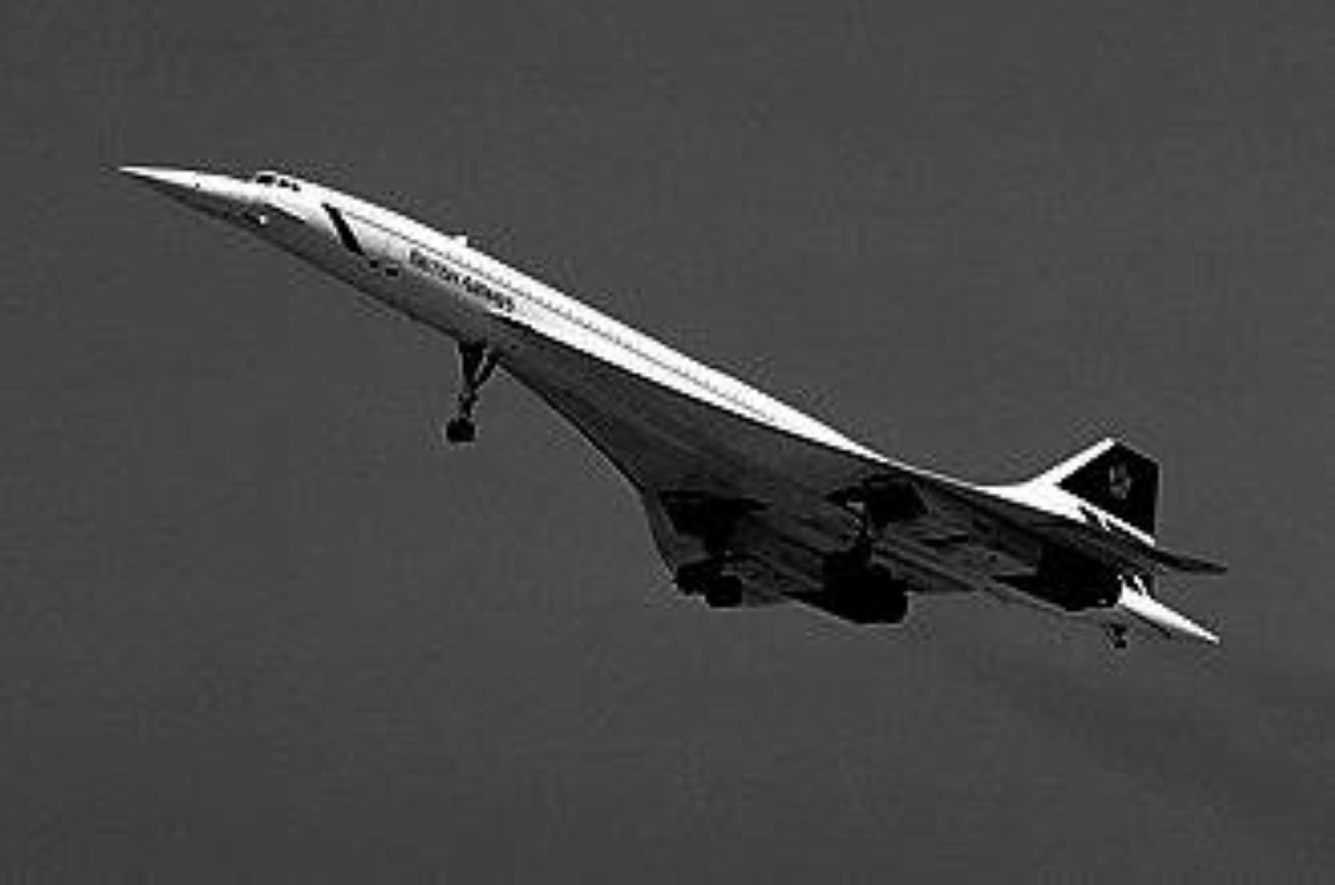 2003 -  آخر رحلة لطائرة كونكورد، الوحيدة فوق الصوتية، من نيويورك نحو فرنسا.