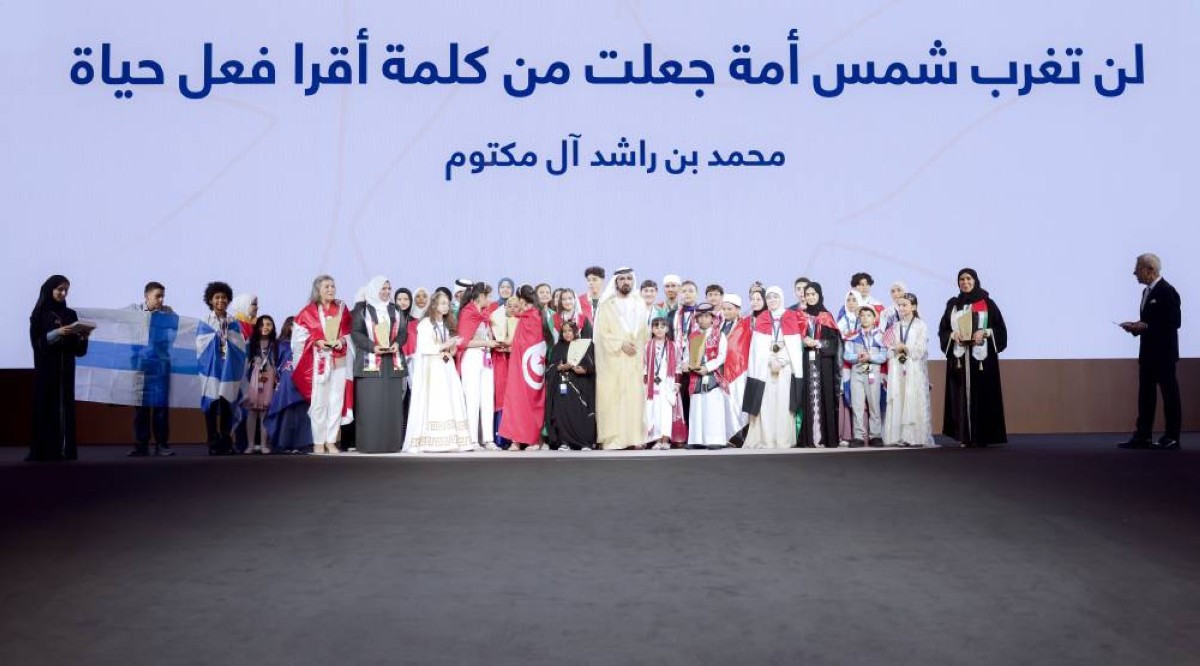 محمد بن راشد متوسطاً الفائزين في تحدي القراء العربي بدورته التاسعة 
