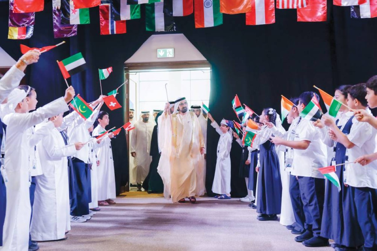 محمد بن راشد والطلبة في ترحيب متبادل بحضور أحمد بن سعيد