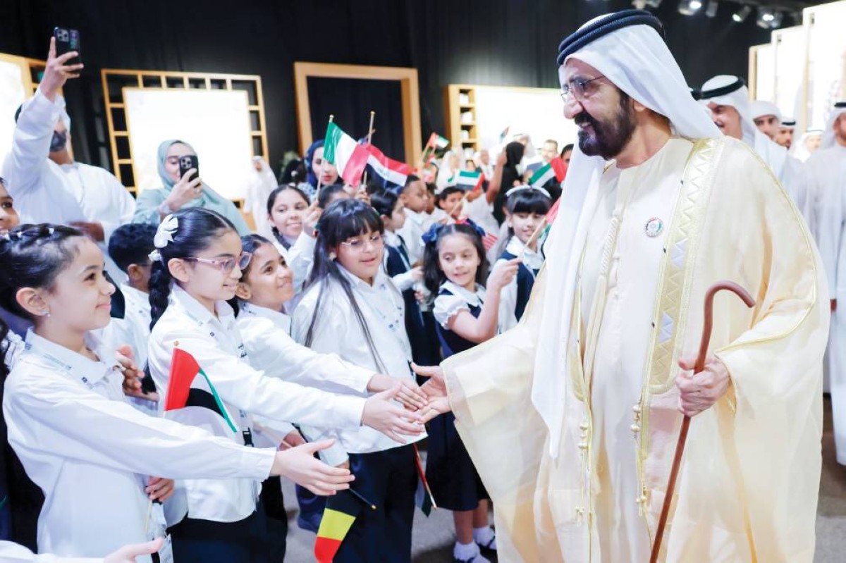 سموه مصافحاً طالبات من حضور الحفل
