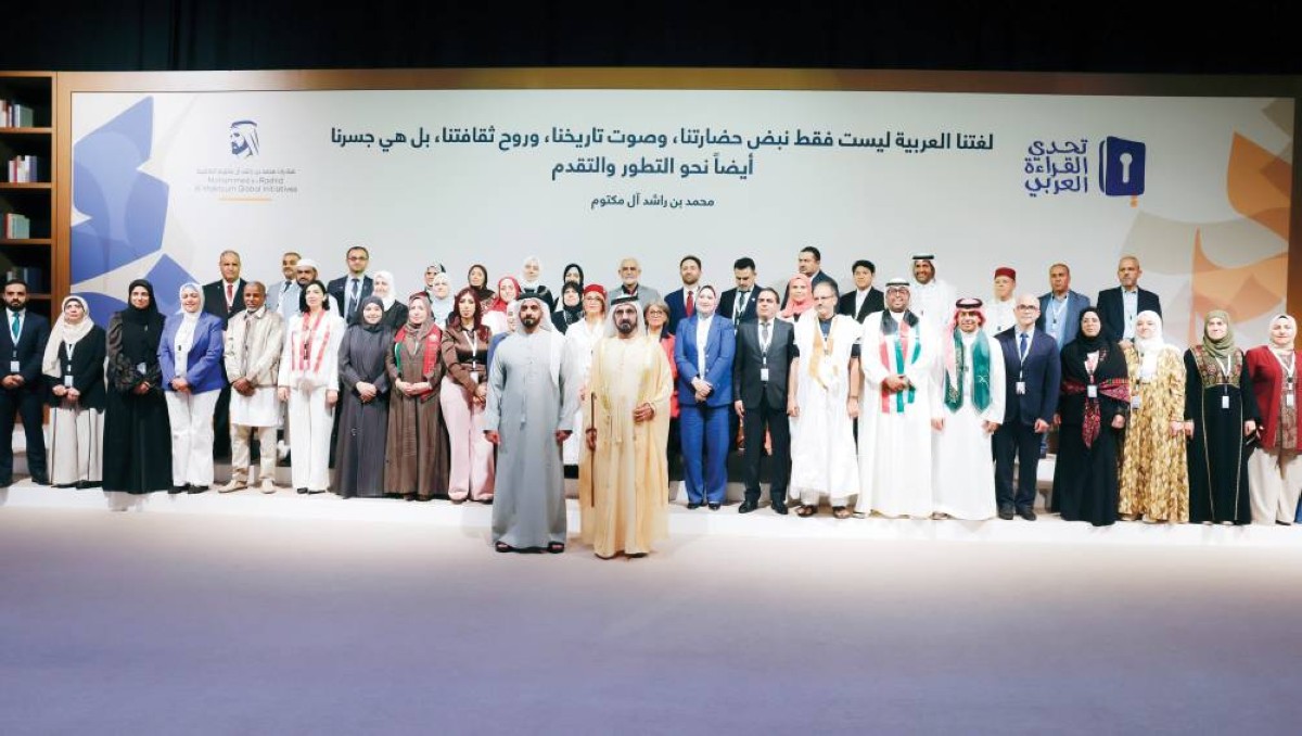 محمد بن راشد خلال الحفل بحضور سيف بن زايد ومنسقي تحدي القراءة العربي على مستوى الدول المشاركة في تصفيات الدورة التاسعة