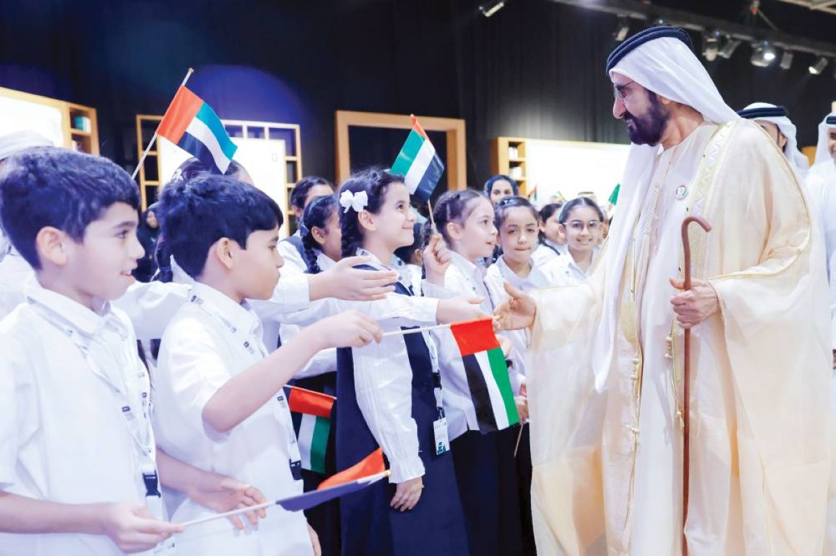 محمد بن راشد يرحب بالطلبة المشاركين في الحفل
