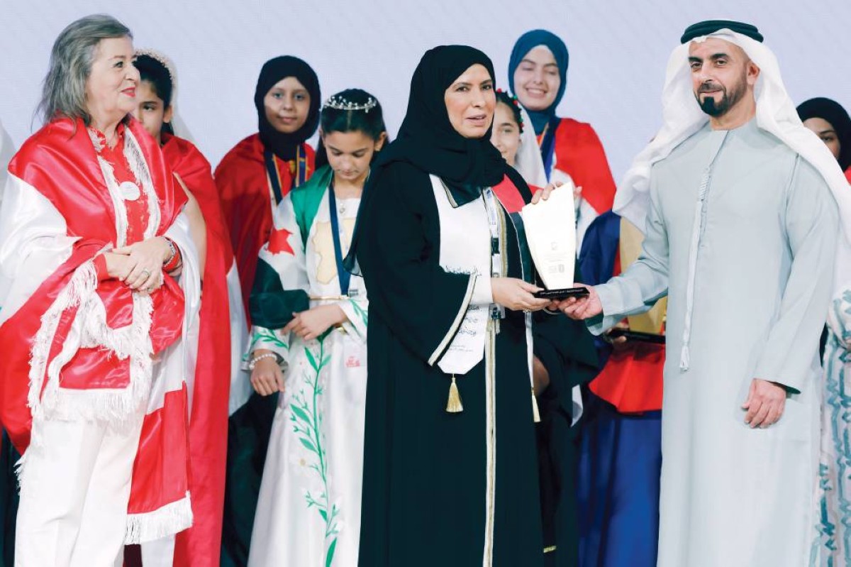 سيف بن زايد خلال تكريمه مدرسة عاتكة بنت زيد من الإمارات
