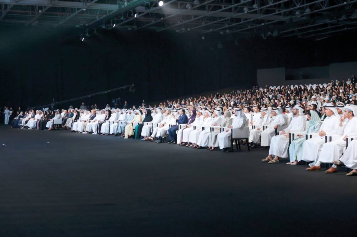 محمد بن راشد خلال الحفل بحضور أحمد بن سعيد ولطيفة بنت محمد ومحمد بن راشد بن محمد ومحمد القرقاوي ومحمد الحسيني وريم الهاشمي وعبدالرحمن العور وسالم القاسمي وسارة الأميري وعهود الرومي وعمر العلماء ومريم الحمادي وضاحي خلفان وعبدالله البسطي ومطر الطاير وطلال بالهول ومحمد المر وسلطان المنصوري وسعيد العطر وخليفة سليمان
