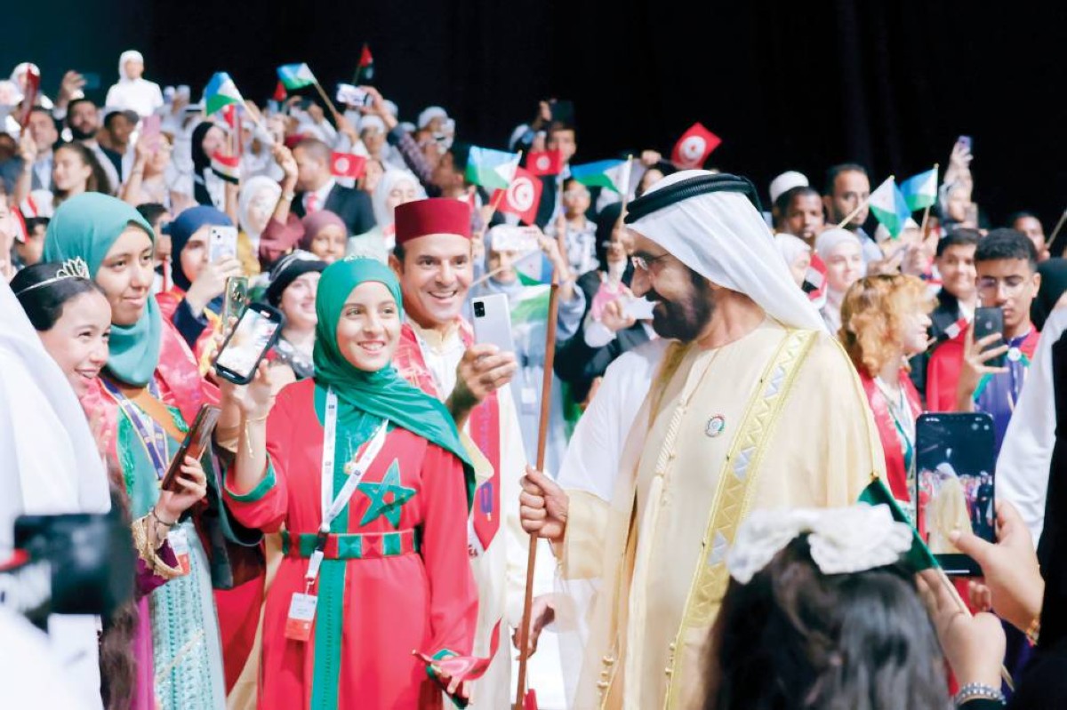 محمد بن راشد يحيي الحضور
