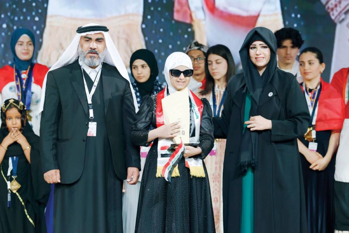 لطيفة بنت محمد تتوج الطالبة ماريا عجيل
