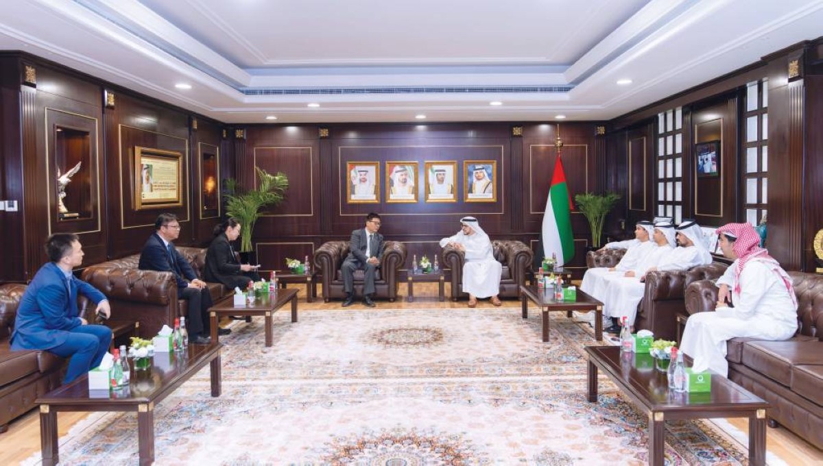 سعيد الطاير مع وو لي خلال اللقاء