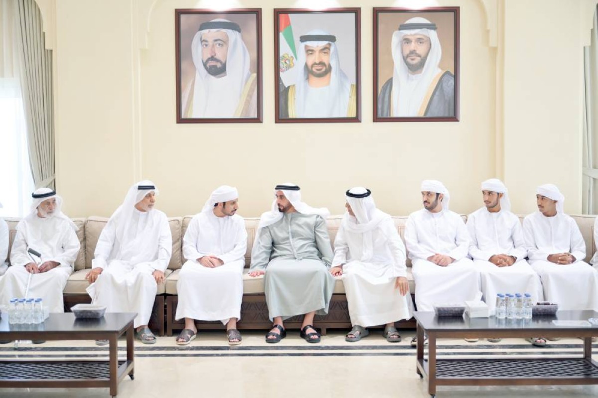 سيف بن زايد خلال تقديم واجب العزاء