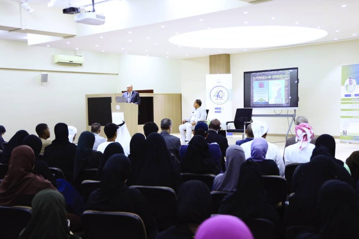 الدكتور محمد أثناء تقديم الندوة