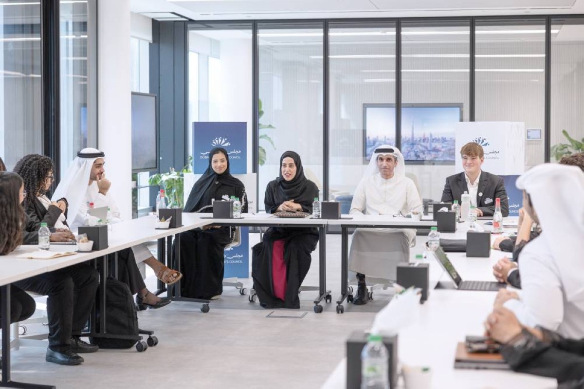 عبدالله البسطي وعائشة ميران خلال اجتماع مجلس طلبة دبي