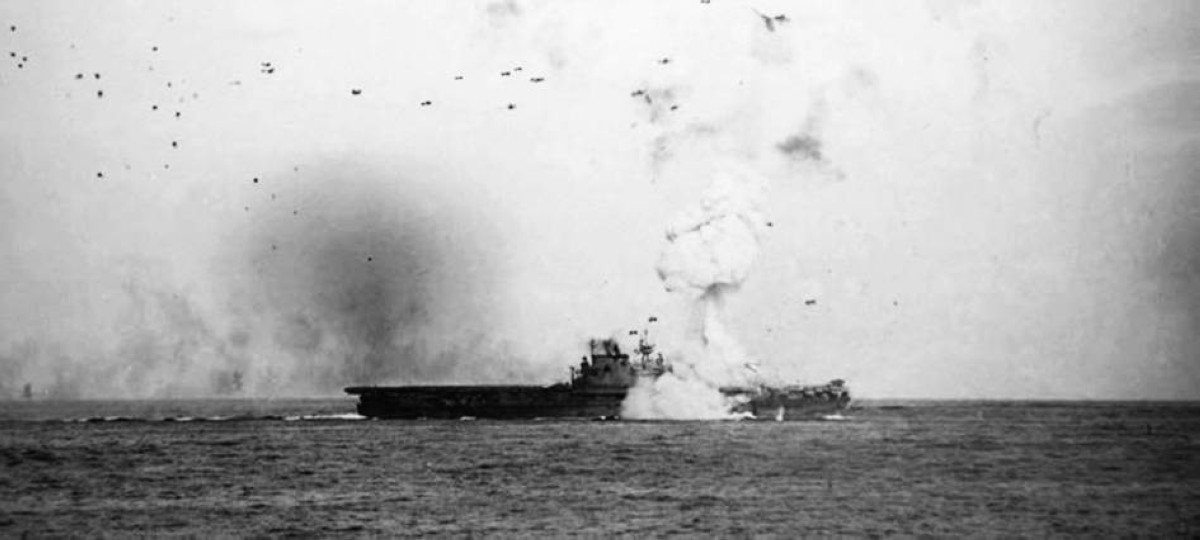 1944  اليابان تبدأ هجمات الكاميكازي الانتحارية بالطائرات على السفن الحربية الأمريكية